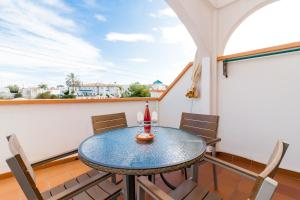 jadalnia ze stołem i krzesłami na balkonie w obiekcie Luna de Nerja w mieście Nerja