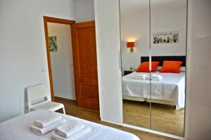 sypialnia z dwoma łóżkami i lustrem w obiekcie Luna de Nerja w mieście Nerja +37 zdjęć