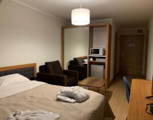 Postel nebo postele na pokoji v ubytování ORBI PALACE DELUX Bakuriani room 470