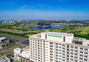 Pemandangan sungai yang mengalir di dekat hotel