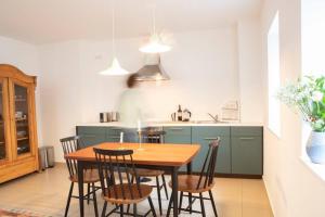 a kitchen with a wooden table and chairs at Charmante, ruhige Ferienwohnung mit Balkon in Werder