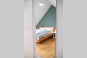 a bedroom with a bed and a mirror at Charmante, ruhige Ferienwohnung mit Balkon in Werder