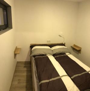 Ένα ή περισσότερα κρεβάτια σε δωμάτιο στο Orion Apartments (family)