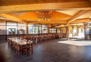 Reštaurácia alebo iné gastronomické zariadenie v ubytovaní Gawra Comfort+