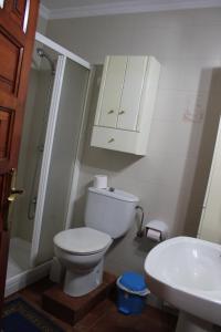 La salle de bains est pourvue de toilettes blanches et d'un lavabo. dans l'établissement 150 Tropicana Park - Deniasol, à Dénia