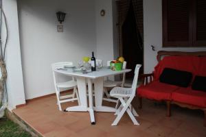 - une table et des chaises blanches sur la terrasse dans l'établissement 150 Tropicana Park - Deniasol, à Dénia