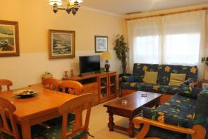 un salon avec une table et une salle à manger dans l'établissement 187 Palm Beach - Deniasol, à Dénia