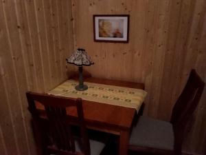 ein kleiner Tisch mit einer Lampe darüber in der Unterkunft Hotelli Möhkön Rajakartano - Ilomantsi in Petkeljärvi