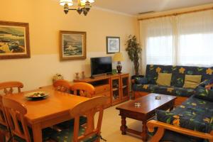 un salon avec une table et un canapé dans l'établissement 187 Palm Beach - Deniasol, à Dénia