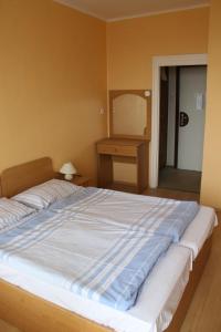 Postel nebo postele na pokoji v ubytování Manuela Ifjúsági Hotel