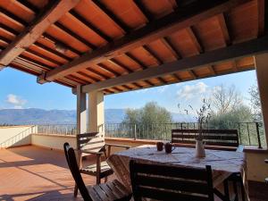 patio ze stołem i krzesłami na balkonie w obiekcie Castello di Pratelli w mieście Incisa in Val d'Arno