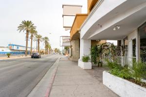 una calle frente a un edificio con palmeras en OYO Oasis Motel Las Vegas I-15, en Las Vegas