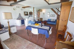 een woonkamer met een blauwe tafel en stoelen bij Terrazza del Mare (by Vacation Service) in Cefalù