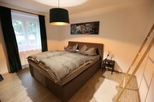 sypialnia z łóżkiem i dużym oknem w obiekcie Appartement Turan w mieście Friedrichshafen