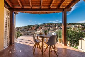 un patio con tavolo e sedie su un balcone di Suite Home Simius a Villasimius