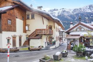 una calle en una ciudad de montaña con edificios en Cesa San Florian - Appartamento 1, en Canazei