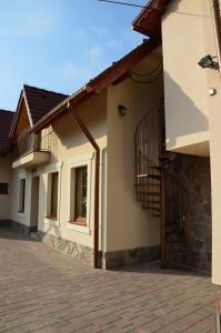 una fila de casas con balcones en el lateral en Penzión Skalná ruža - Kövirózsa panzió en Gemerská Horka