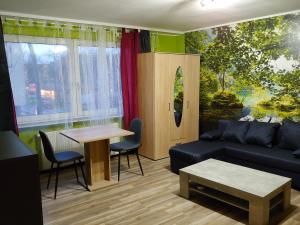 una sala de estar con un sofá y una mesa en Duisburg Beeck, en Duisburg