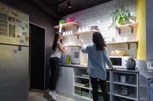 Kuchyň nebo kuchyňský kout v ubytování DREAM Hostel Kyiv