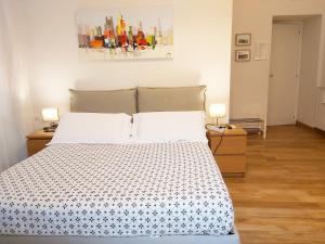 a bedroom with a bed and two lamps and a painting at B&B Floridiana in Naples