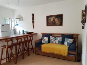 - un salon avec un canapé et une table dans l'établissement Flat 47 SUN HOUSE Maresias, à Maresias
