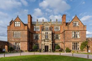 ein großes rotes Backsteingebäude mit vielen Fenstern in der Unterkunft Castle Bromwich Hall; Sure Hotel Collection by Best Western in Birmingham