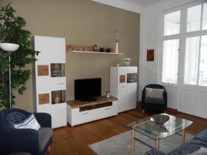 uma sala de estar com um grande centro de entretenimento branco em Villa Carola - 100 m zum Strand em Heringsdorf