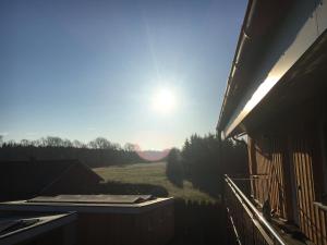 widok na pole ze słońcem na niebie w obiekcie WaldEck w mieście Hartenholm