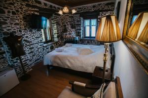 A bed or beds in a room at Eudora Full Guest House