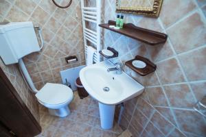 A bathroom at Eudora Full Guest House