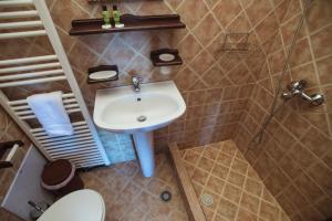 A bathroom at Eudora Full Guest House