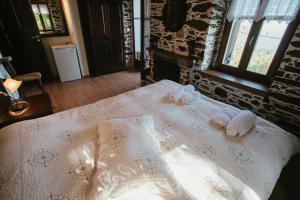 A bed or beds in a room at Eudora Full Guest House