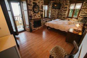 A bed or beds in a room at Eudora Full Guest House
