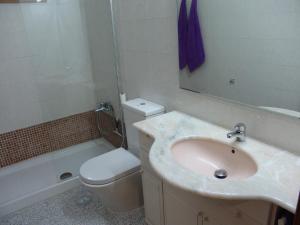 A bathroom at TABLERO 302, MAGNIFICO Apto 6 pax cerca PLAYA INGLES