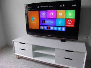 A television and/or entertainment centre at TABLERO 302, MAGNIFICO Apto 6 pax cerca PLAYA INGLES