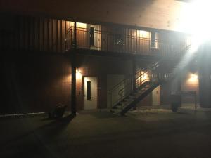 HartenholmにあるWaldEckの階段と照明のある夜の建物 +3枚の写真