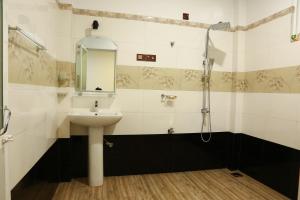 a bathroom with a sink and a shower at Dearly Holiday Home And Safari in Tissamaharama
