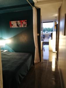 カップ・ダグドにあるHeliopolis Village Naturisteのベッドルーム1室(ベッド1台付)、廊下のあるベッドルーム1室が備わります。