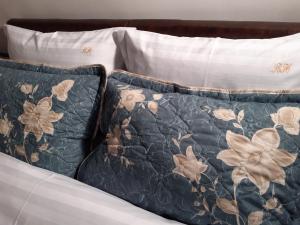 Katil atau katil-katil dalam bilik di R-House +64 gambar