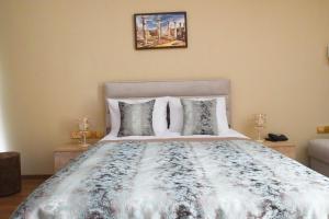 Postel nebo postele na pokoji v ubytování Golden Palms Guest House & Cafe + 37 fotografií