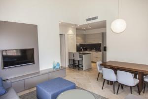 Кухня или мини-кухня в Villa Artemys - Five Stars Holiday House
