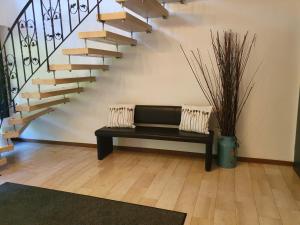 a bench in a room with a staircase at Ferienquartier Hamburg in Glüsingerlohe