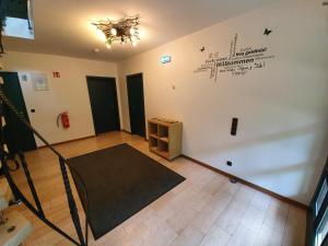 ein Wohnzimmer mit einem Teppich und einem Kronleuchter in der Unterkunft Ferienquartier Hamburg in Glüsingerlohe