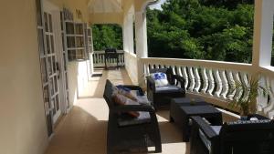 Een balkon of terras bij Comfort Suites Three Bedroom Apartment