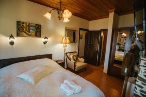 A bed or beds in a room at Eudora Full Guest House