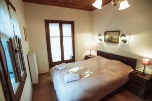 A bed or beds in a room at Eudora Full Guest House