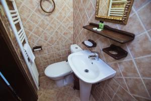 A bathroom at Eudora Full Guest House