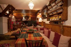 Restorāns vai citas vietas, kur ieturēt maltīti, naktsmītnē Dandy on the hill Agoriani - Fireplace