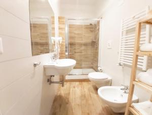 ナポリにあるB＆B フロリディアナの白いバスルーム(洗面台2台、トイレ付)