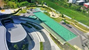 uma vista panorâmica de duas piscinas num parque em The ComfyHauz # Cyberjaya em Cyberjaya